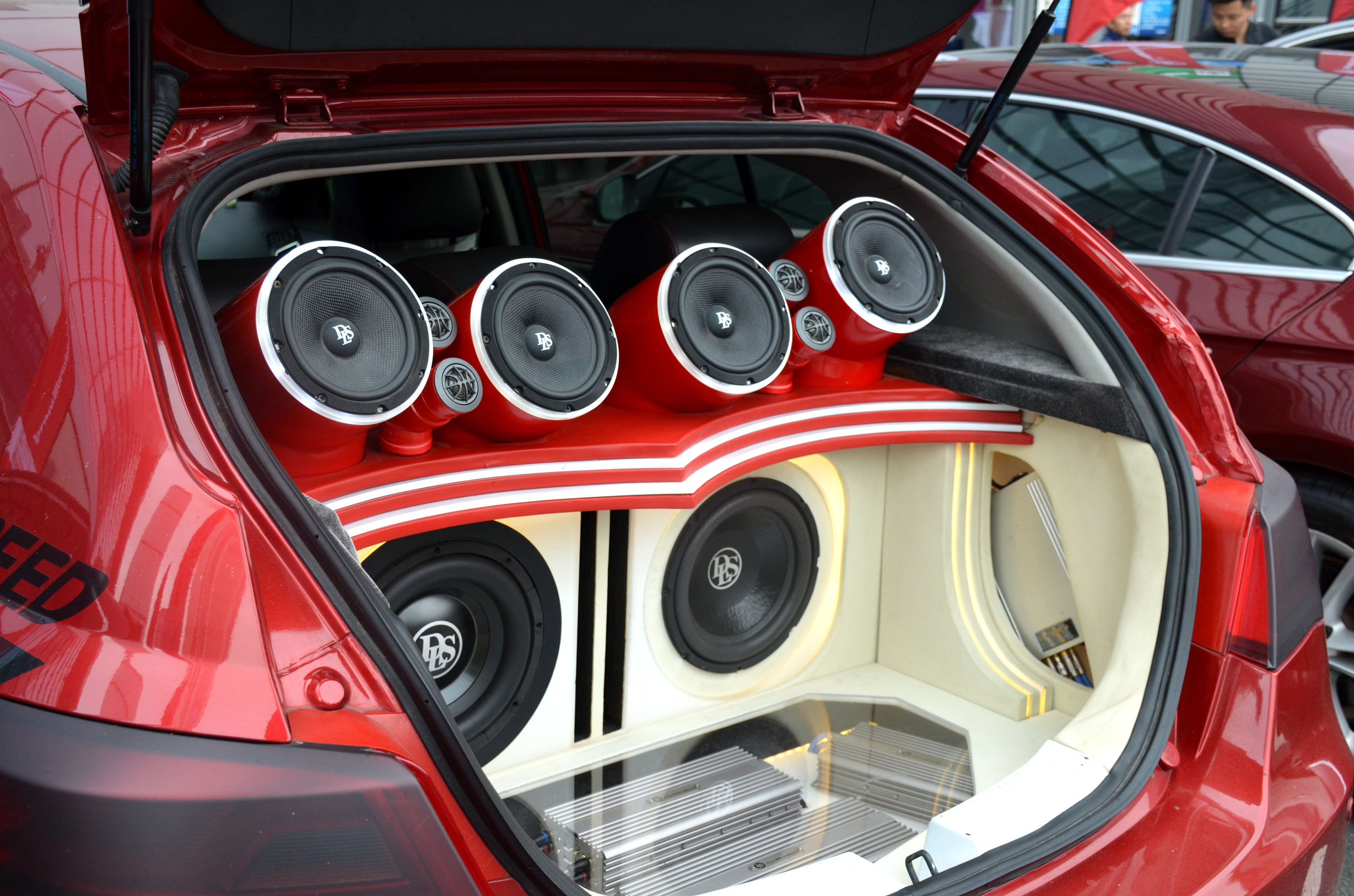 大家好,给大家介绍一下,这是我们改装的汽车音响样车